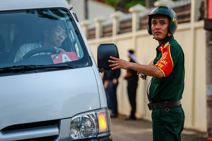 Người dân xếp hàng tiễn đưa linh cữu nguyên Thủ tướng Phan Văn Khải